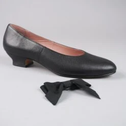 American Duchess Waltz Women's Edwardian Slipper (Black) 10 American Duchess Waltz Women's Edwardian Slipper (Black) -StrideOne Store DSC00378