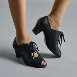 American Duchess Jenny Women’s Vintage Oxfords (Black)